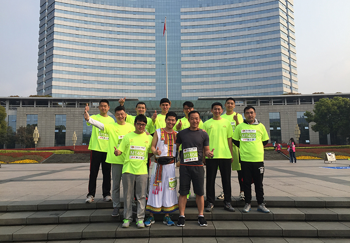 馬拉松賽場上的供排水人