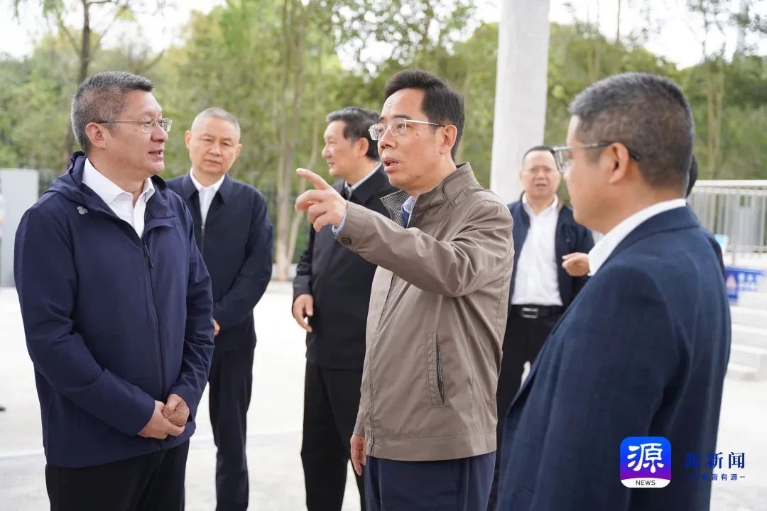 市委書(shū)記、市總河長(zhǎng)吳舜澤一行檢查  龍石溪雨水排口初期雨水應(yīng)急防控工程